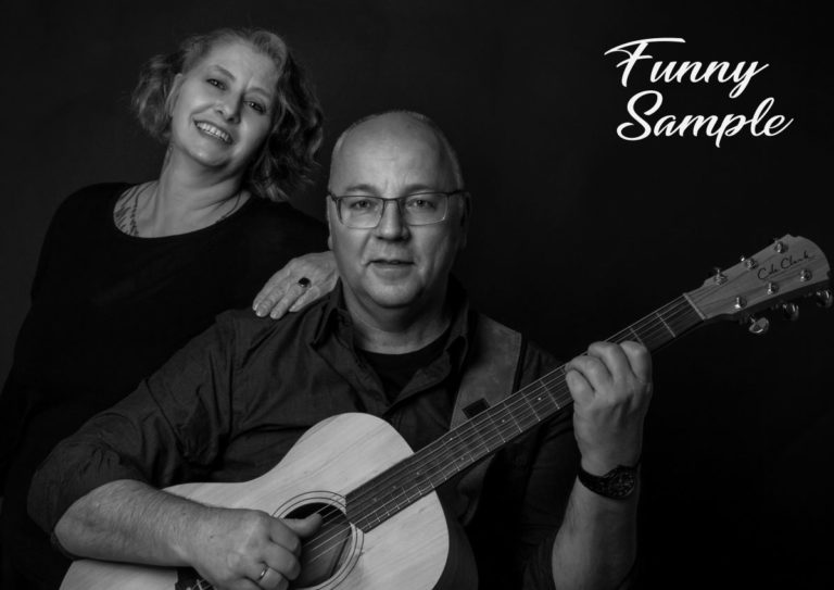 Funny Sample Logo in schwarz weis